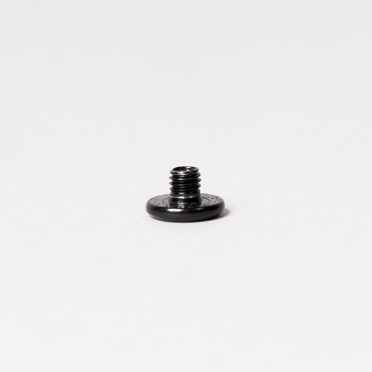 1694 PERNO CABEZA PLANA ALLEN Nº4 M6 PERFORADO CON HILO 6MM NEGRO