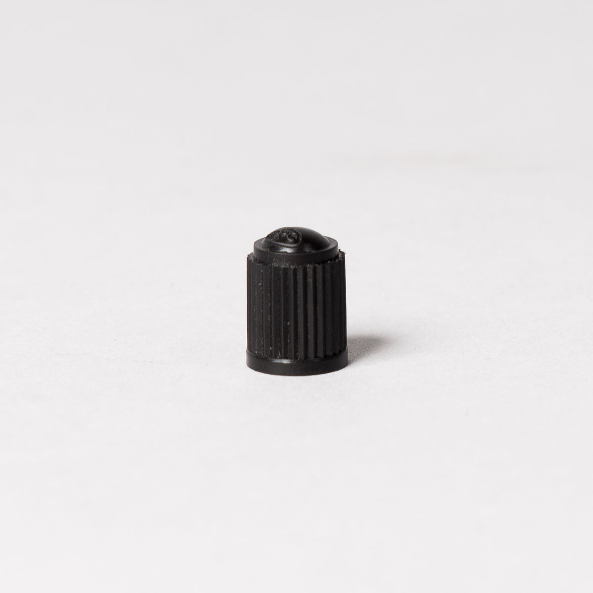 1943 TAPA VALVULA SCHRADER  NEGRO